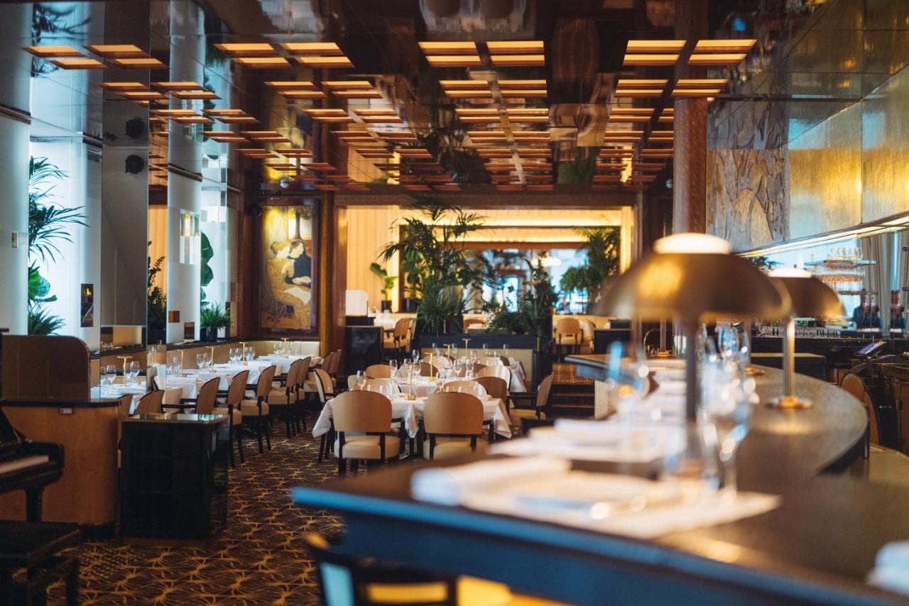 Hôtel Plaza Athénée - Dorchester Collection view 8